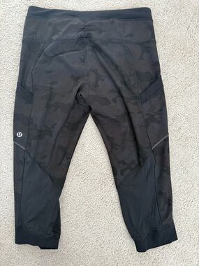lululemon womens Black Camo capri with side pocket